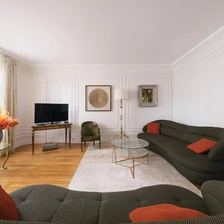 Chic Luxury With Eiffel Tower Views Appartement Paris
