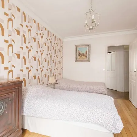 Chic Luxury With Eiffel Tower Views Appartement